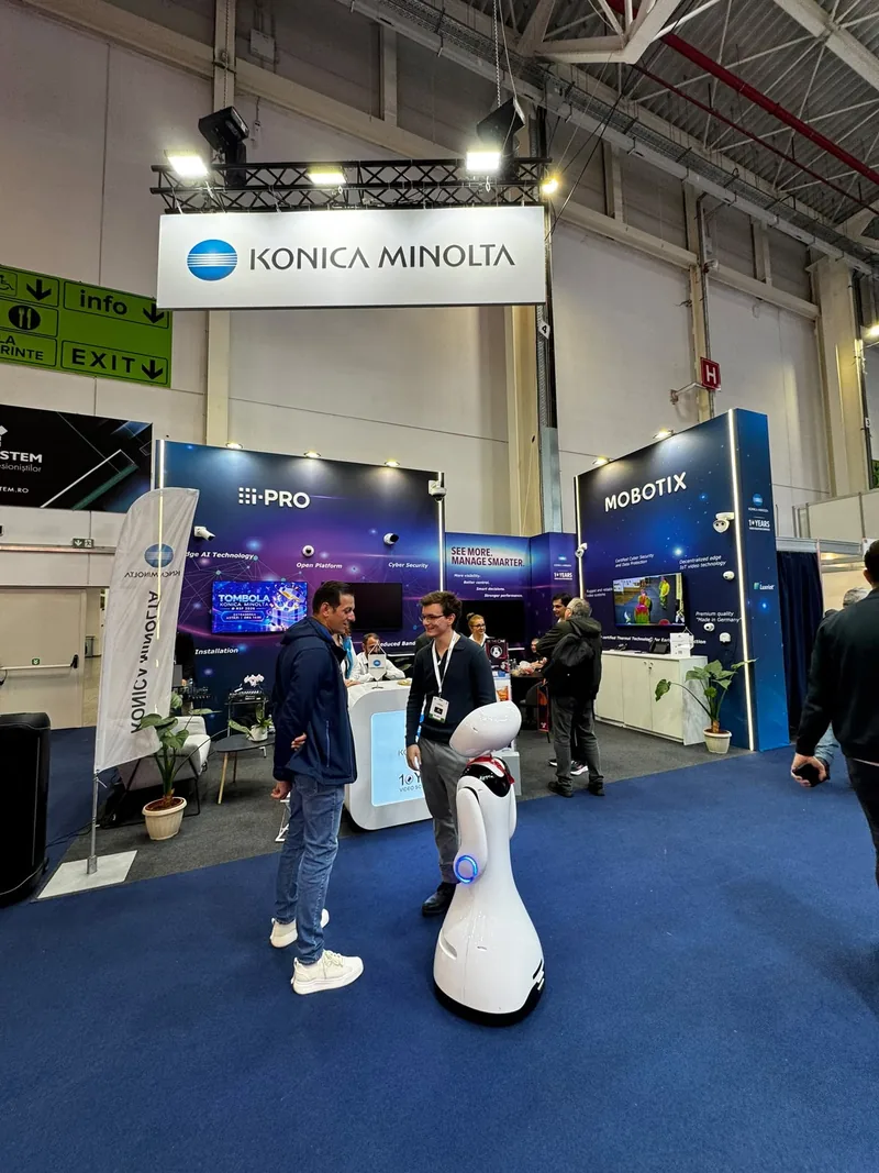 Timo pe culoar, lângă standul Konica Minolta